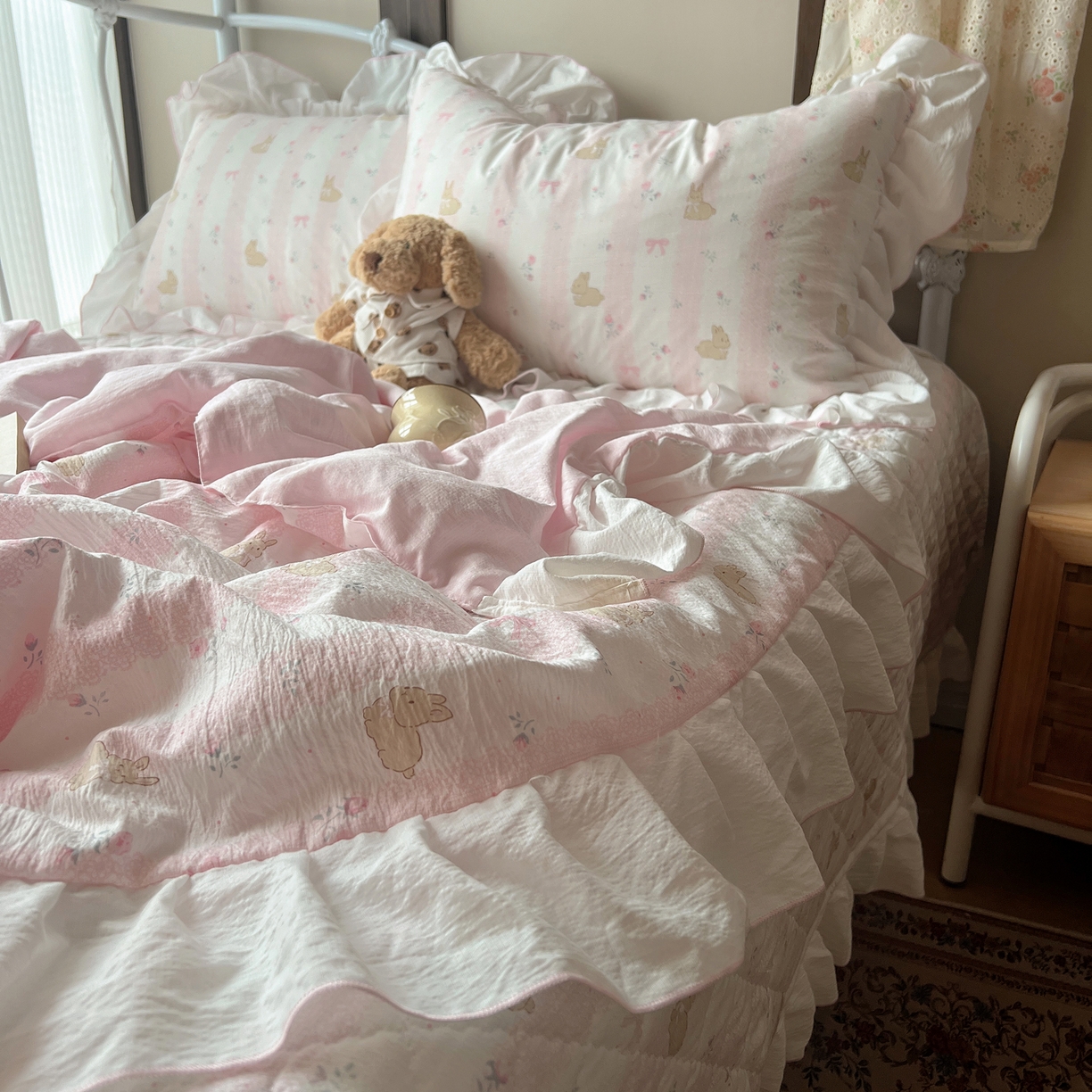 91家纺网 家纺一手货源 找家纺 繁花家居 2026新款木棉泡芙感超糯叽叽花边床盖夏被四件套 兔趣花结