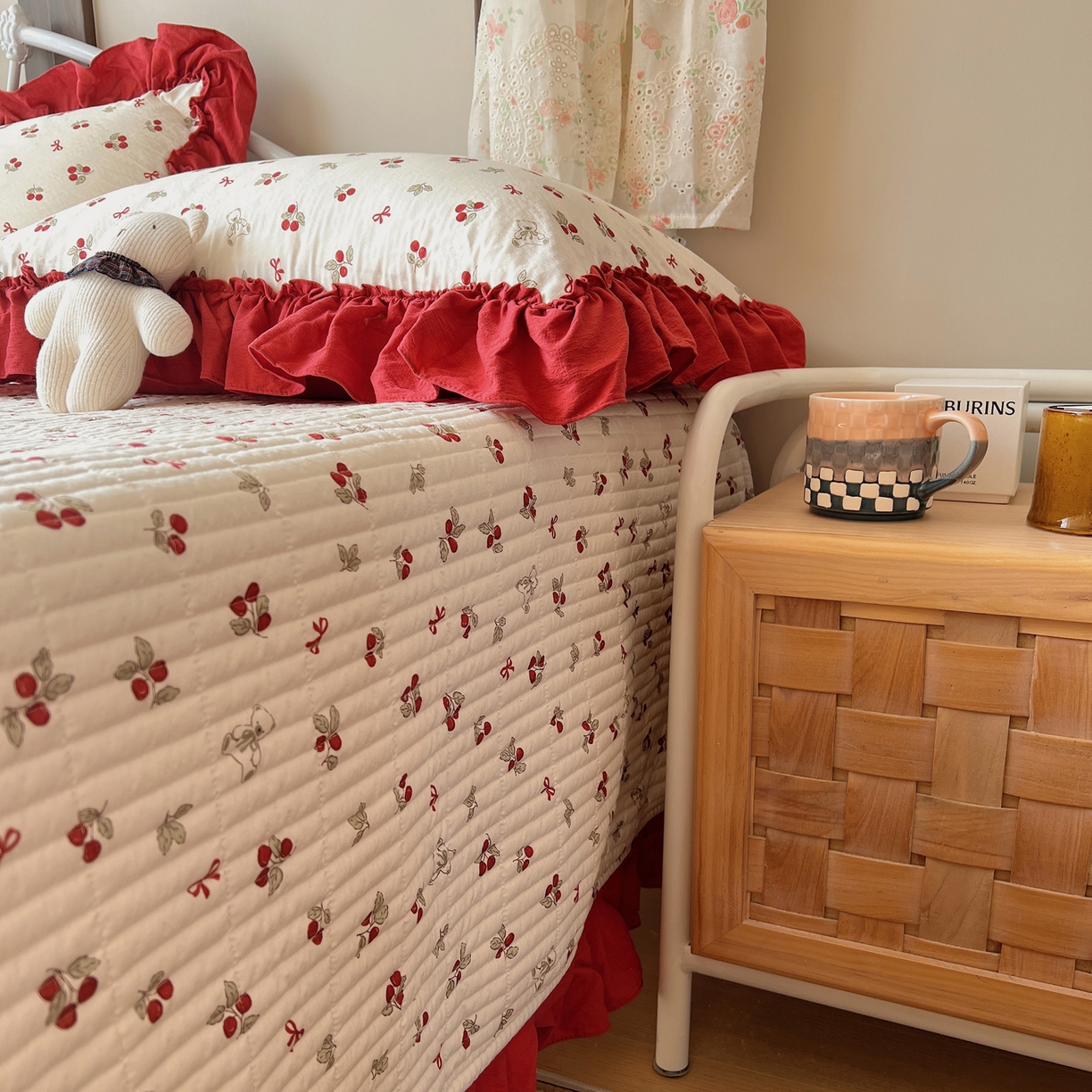 91家纺网 家纺一手货源 找家纺 繁花家居 2026新款木棉泡芙感超糯叽叽花边床盖夏被四件套 林间红果