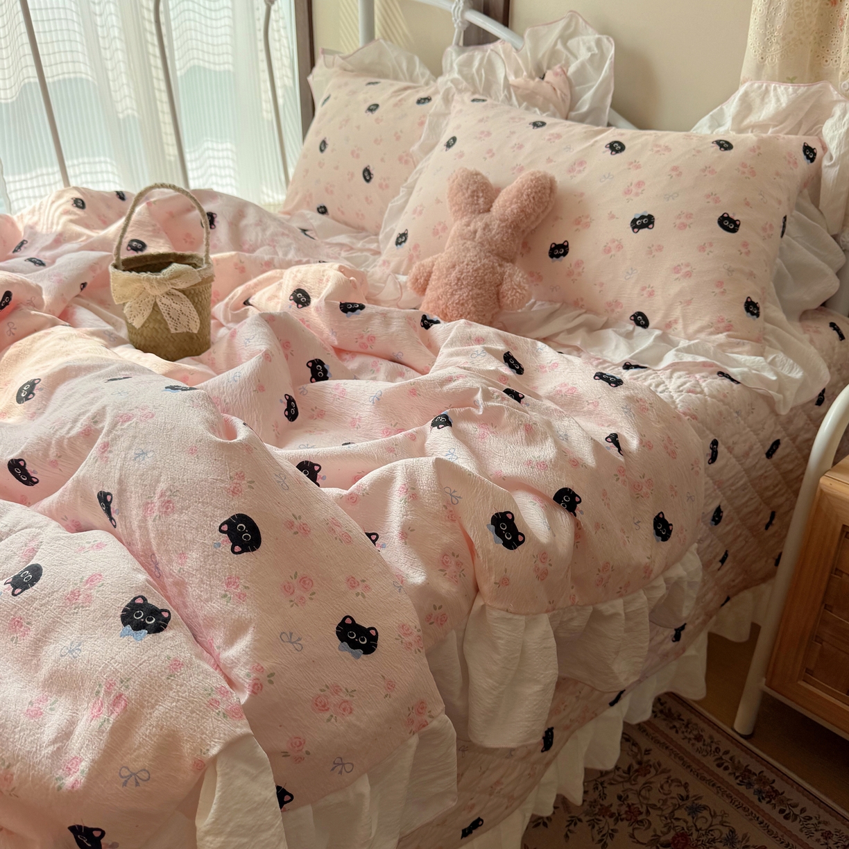 91家纺网 家纺一手货源 找家纺 繁花家居 2026新款木棉泡芙感超糯叽叽花边床盖夏被四件套 墨喵粉花