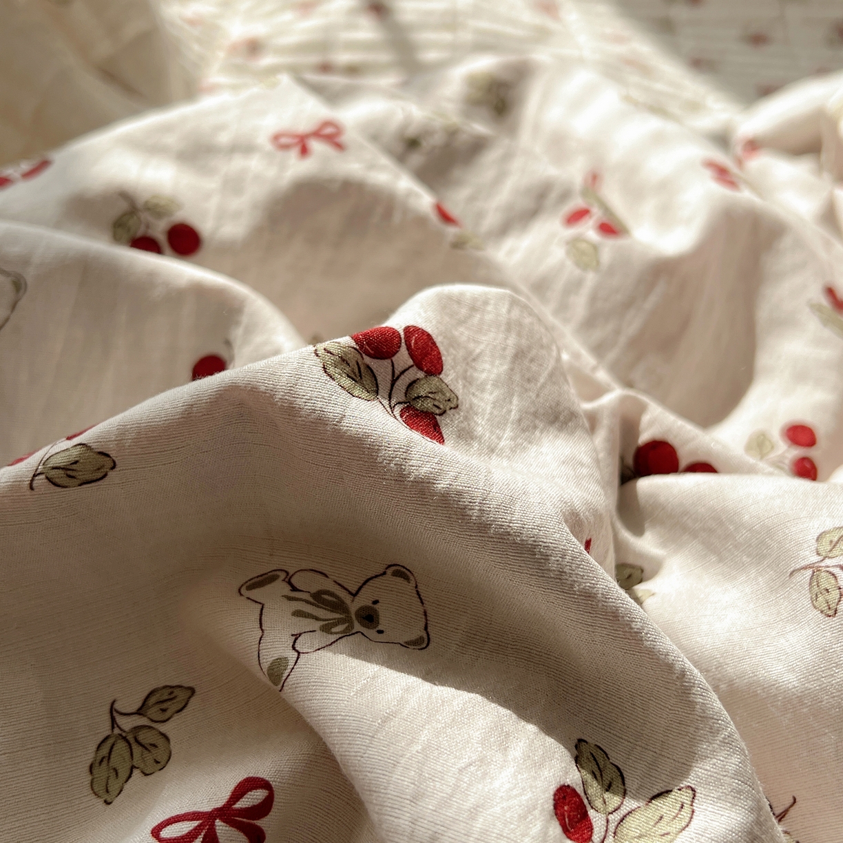 91家纺网 家纺一手货源 找家纺 繁花家居 2026新款木棉泡芙感超糯叽叽花边床盖夏被四件套 林间红果