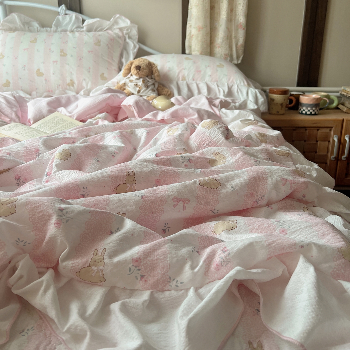 91家纺网 家纺一手货源 找家纺 繁花家居 2026新款木棉泡芙感超糯叽叽花边床盖夏被四件套 兔趣花结