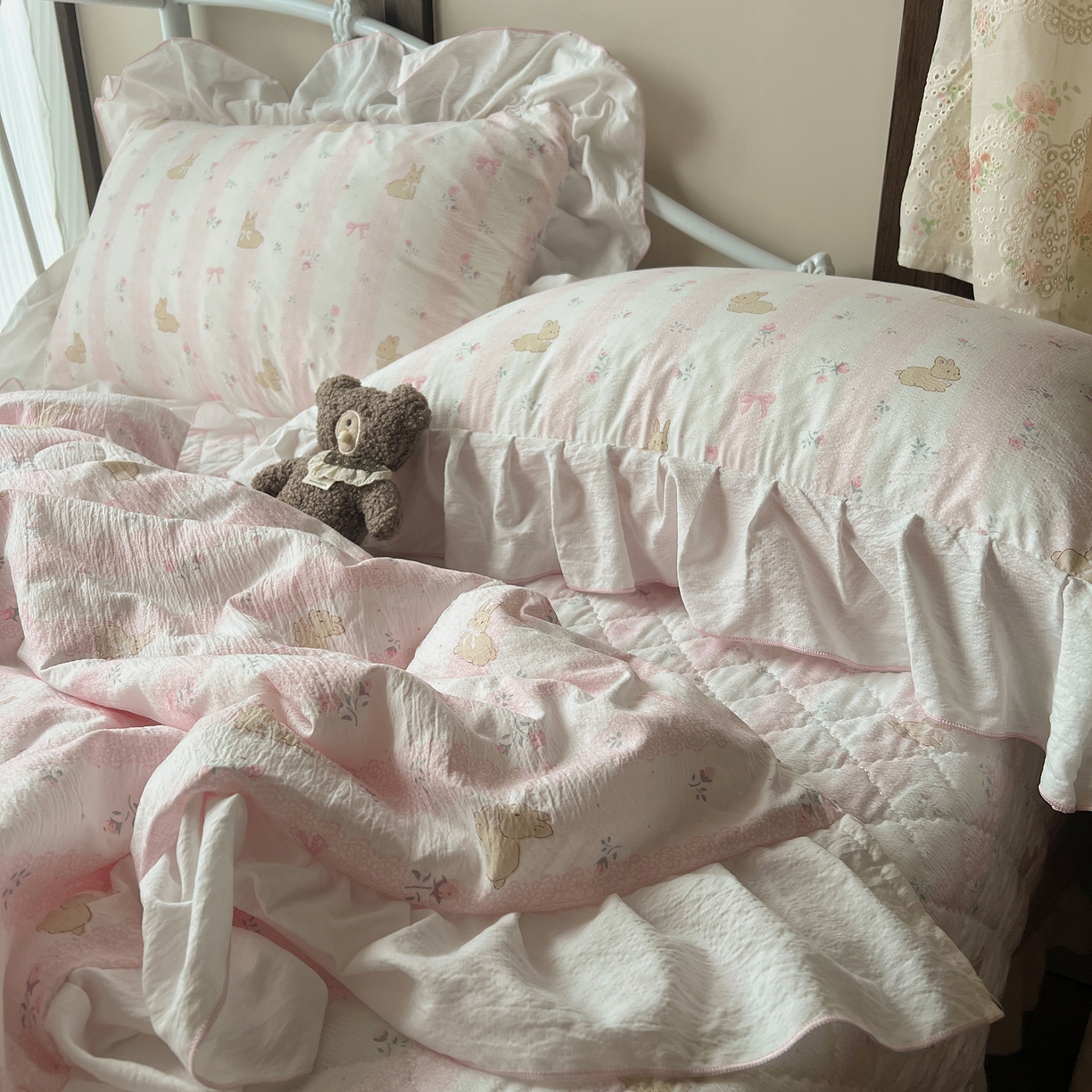 91家纺网 家纺一手货源 找家纺 繁花家居 2026新款木棉泡芙感超糯叽叽花边床盖夏被四件套 兔趣花结