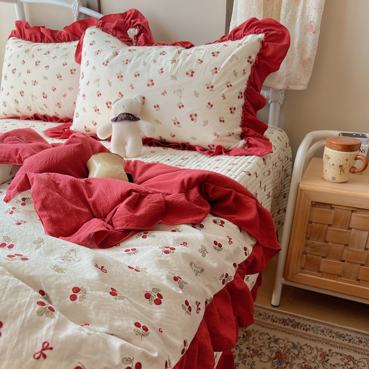 91家纺网 家纺一手货源 找家纺 繁花家居 2026新款木棉泡芙感超糯叽叽花边床盖夏被四件套 林间红果