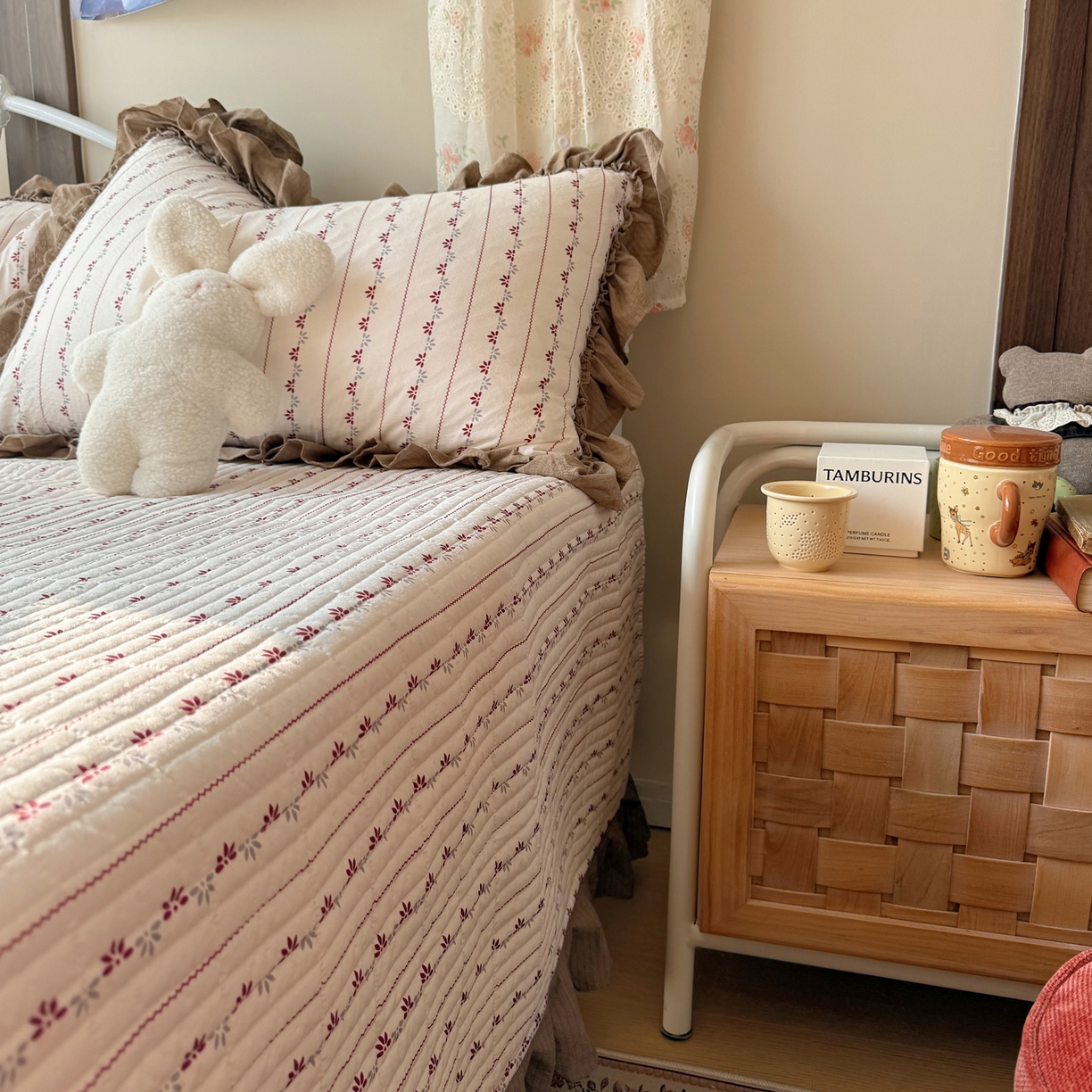 91家纺网 家纺一手货源 找家纺 繁花家居 2026新款木棉泡芙感超糯叽叽花边床盖夏被四件套 简雅红纹