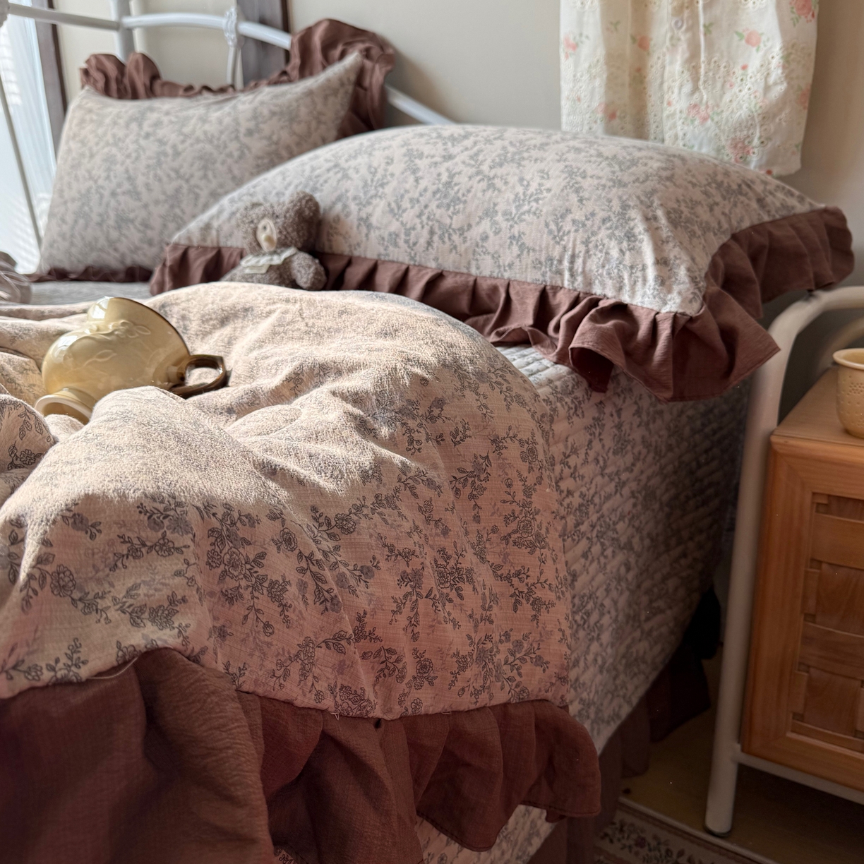 91家纺网 家纺一手货源 找家纺 繁花家居 2026新款木棉泡芙感超糯叽叽花边床盖夏被四件套 咖赫本