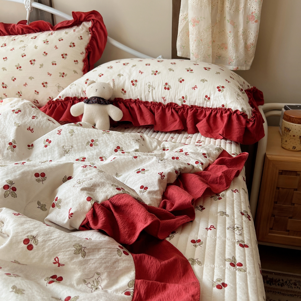 91家纺网 家纺一手货源 找家纺 繁花家居 2026新款木棉泡芙感超糯叽叽花边床盖夏被四件套 林间红果