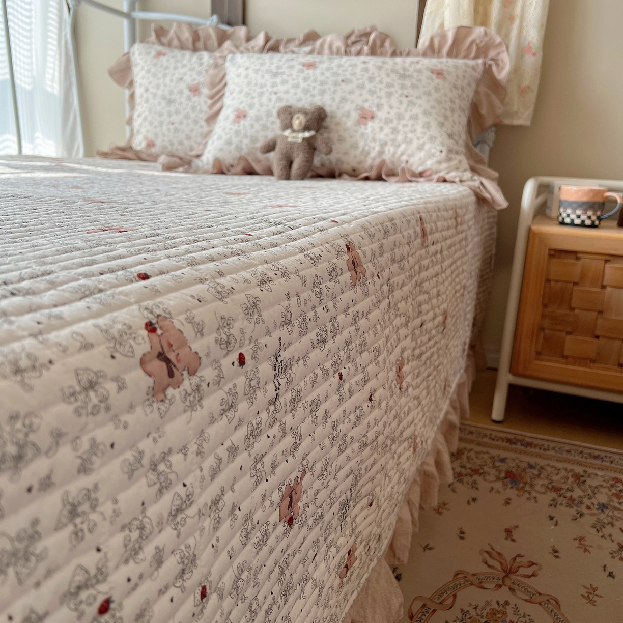 91家纺网 家纺一手货源 找家纺 繁花家居 2026新款木棉泡芙感超糯叽叽花边床盖夏被四件套 花熊小记