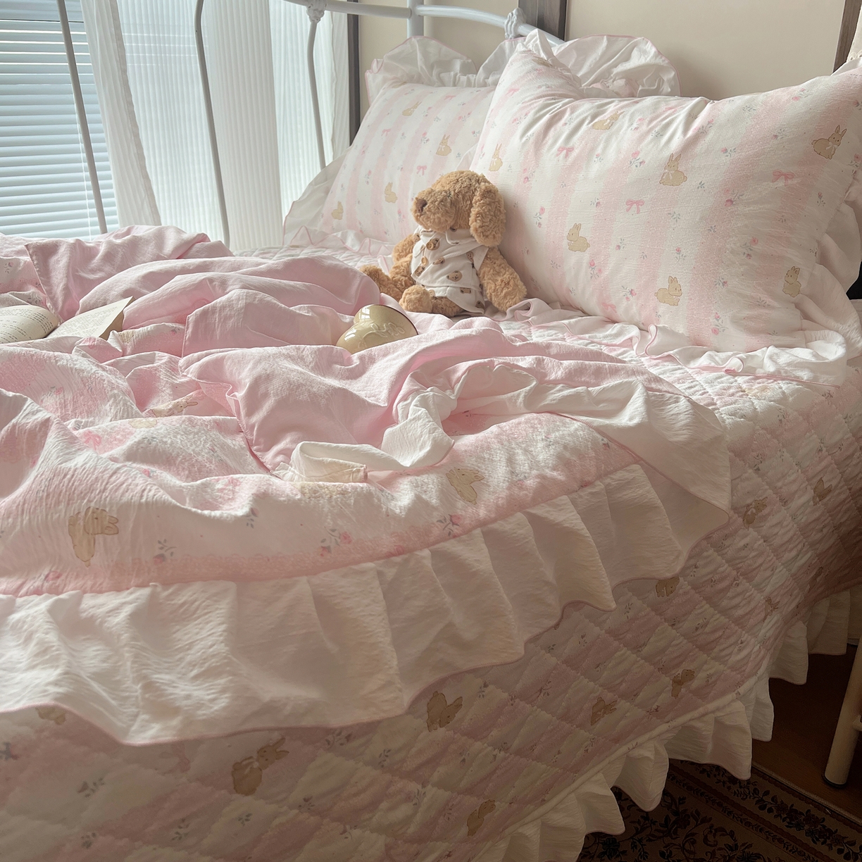 91家纺网 家纺一手货源 找家纺 繁花家居 2026新款木棉泡芙感超糯叽叽花边床盖夏被四件套 兔趣花结