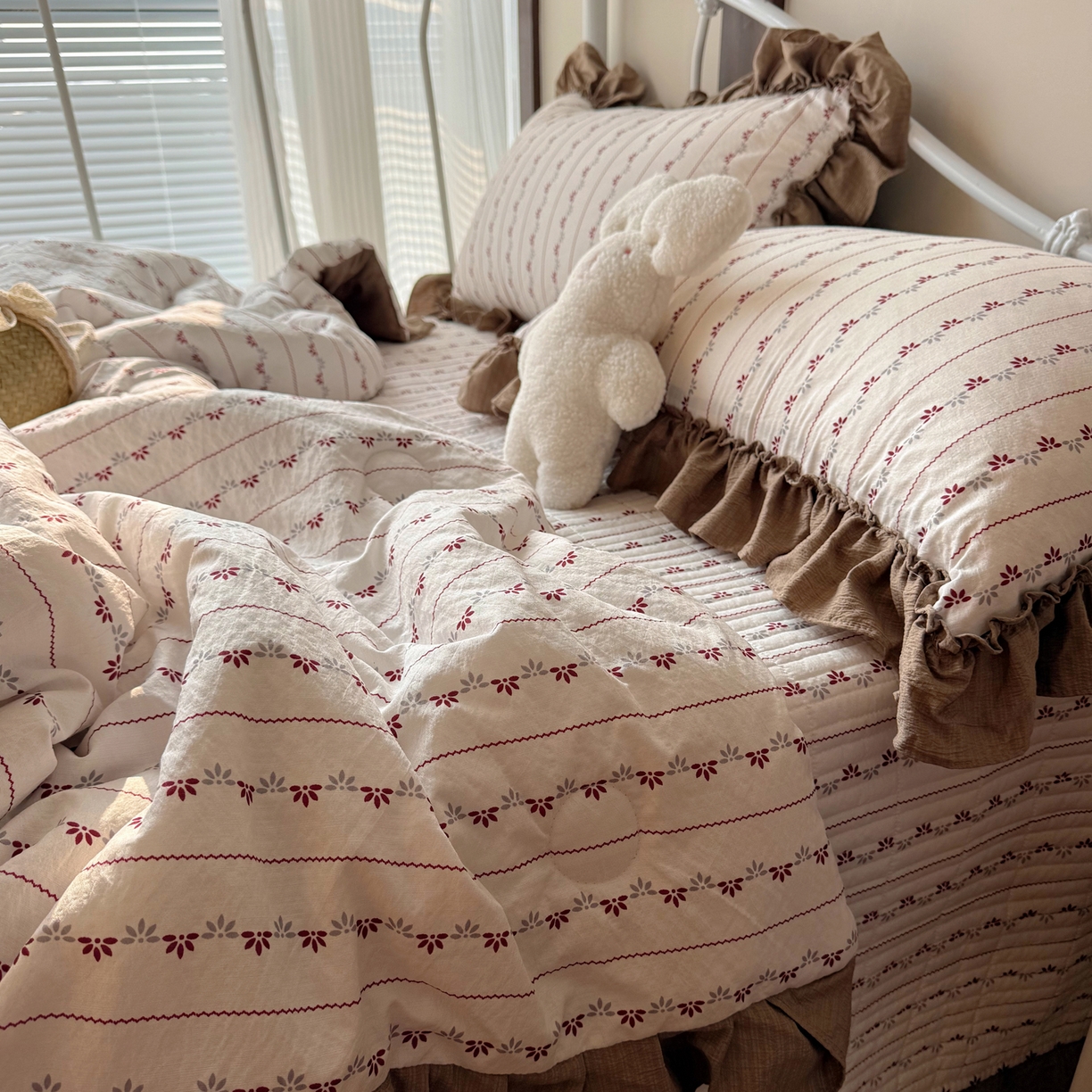 91家纺网 家纺一手货源 找家纺 繁花家居 2026新款木棉泡芙感超糯叽叽花边床盖夏被四件套 简雅红纹