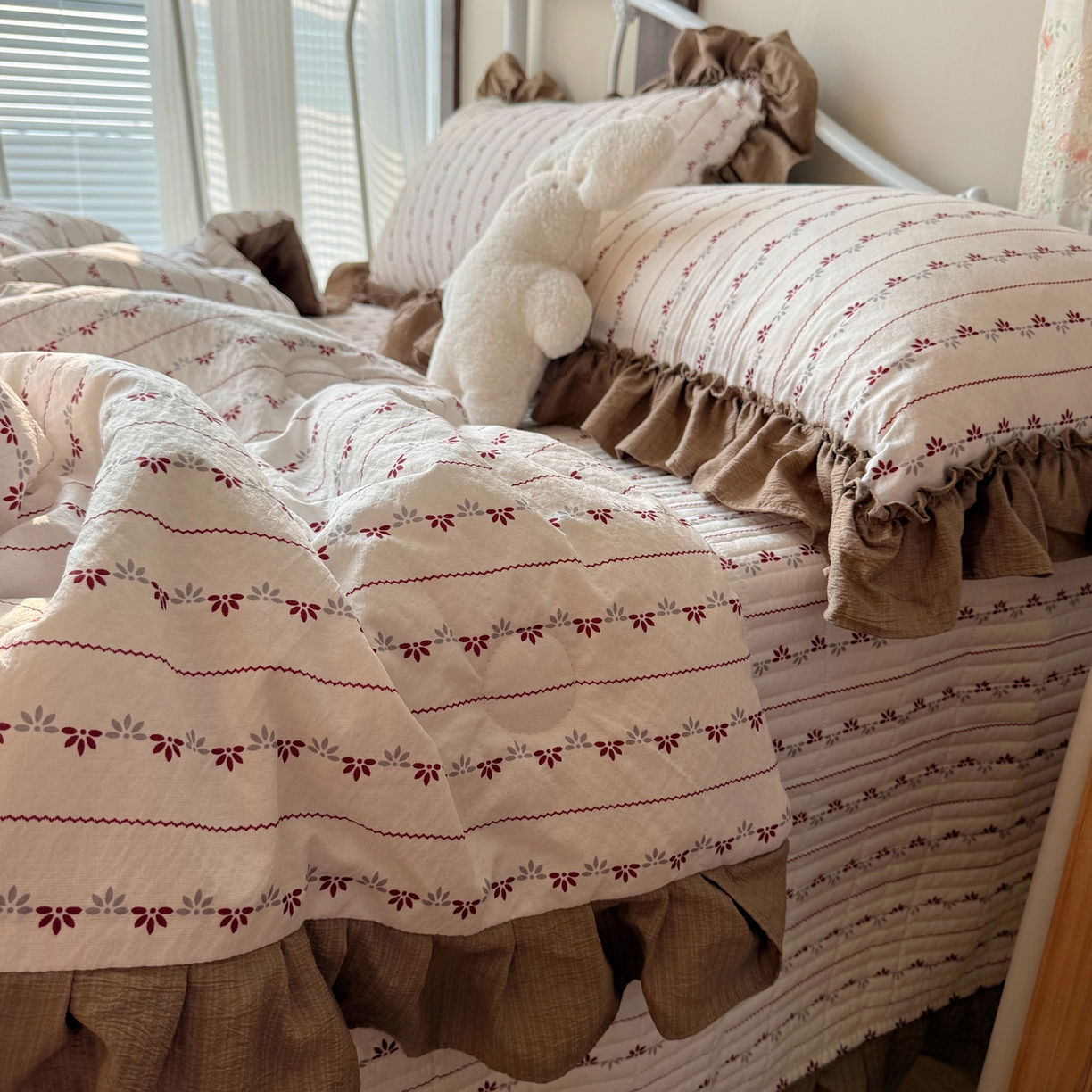 91家纺网 家纺一手货源 找家纺 繁花家居 2026新款木棉泡芙感超糯叽叽花边床盖夏被四件套 简雅红纹