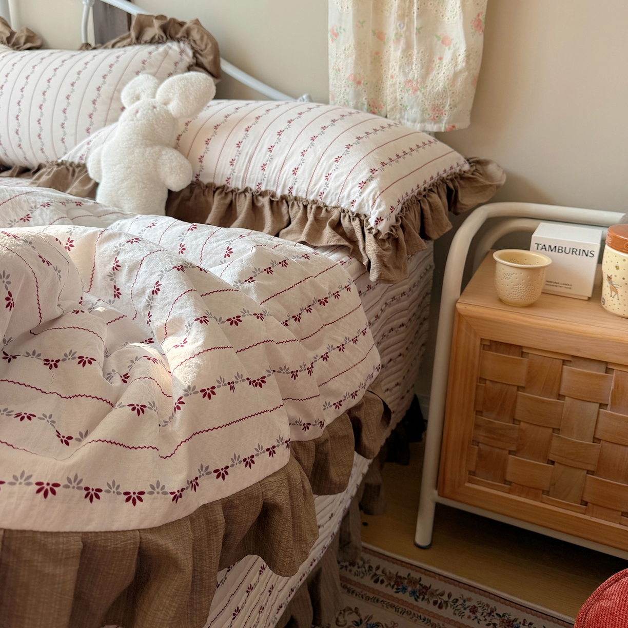 91家纺网 家纺一手货源 找家纺 繁花家居 2026新款木棉泡芙感超糯叽叽花边床盖夏被四件套 简雅红纹