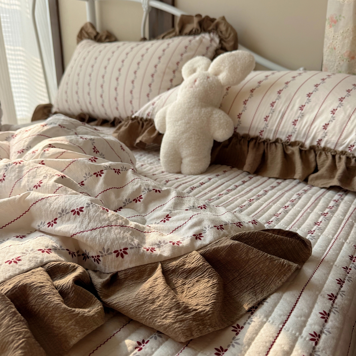 91家纺网 家纺一手货源 找家纺 繁花家居 2026新款木棉泡芙感超糯叽叽花边床盖夏被四件套 简雅红纹