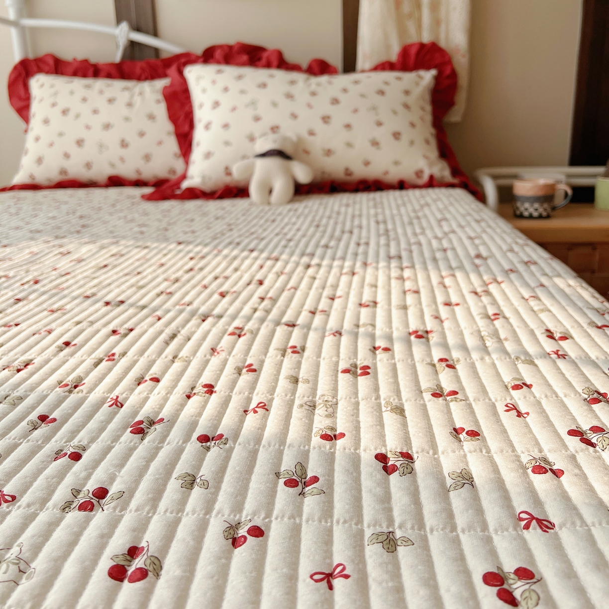 91家纺网 家纺一手货源 找家纺 繁花家居 2026新款木棉泡芙感超糯叽叽花边床盖夏被四件套 林间红果