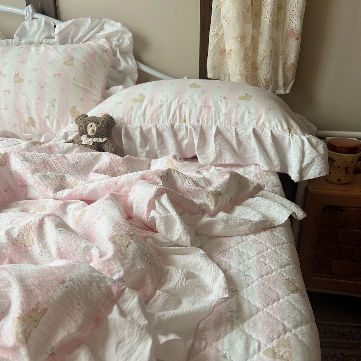 91家纺网 家纺一手货源 找家纺 繁花家居 2026新款木棉泡芙感超糯叽叽花边床盖夏被四件套 兔趣花结