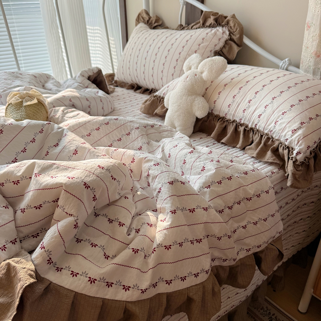 91家纺网 家纺一手货源 找家纺 繁花家居 2026新款木棉泡芙感超糯叽叽花边床盖夏被四件套 简雅红纹