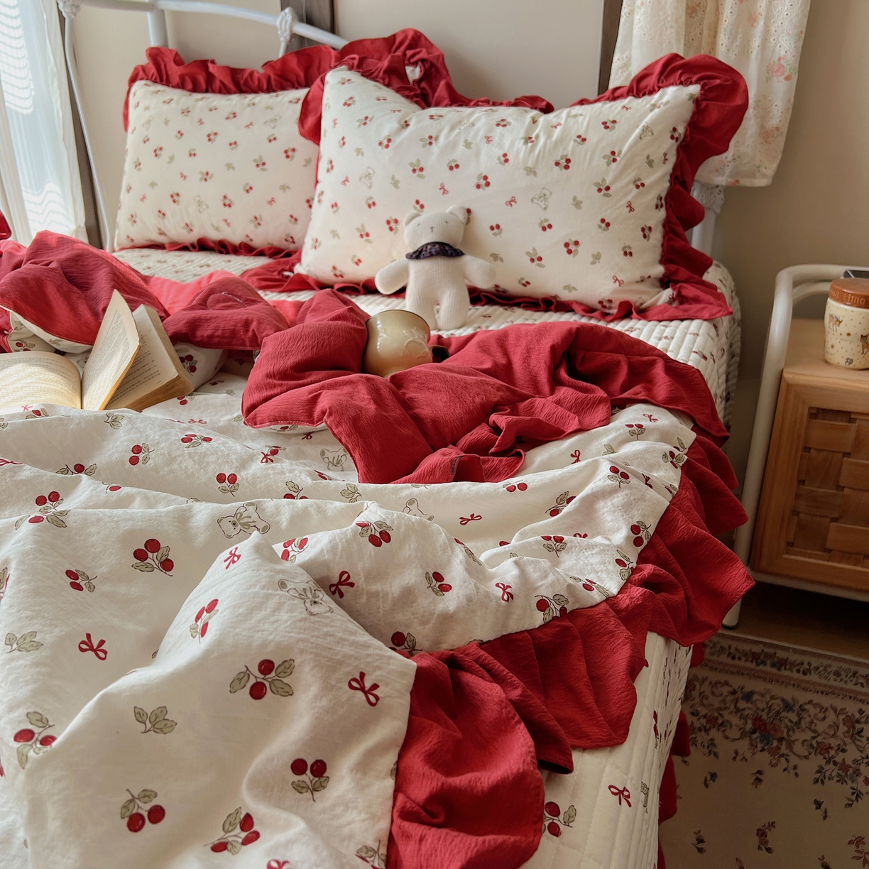 91家纺网 家纺一手货源 找家纺 繁花家居 2026新款木棉泡芙感超糯叽叽花边床盖夏被四件套 林间红果