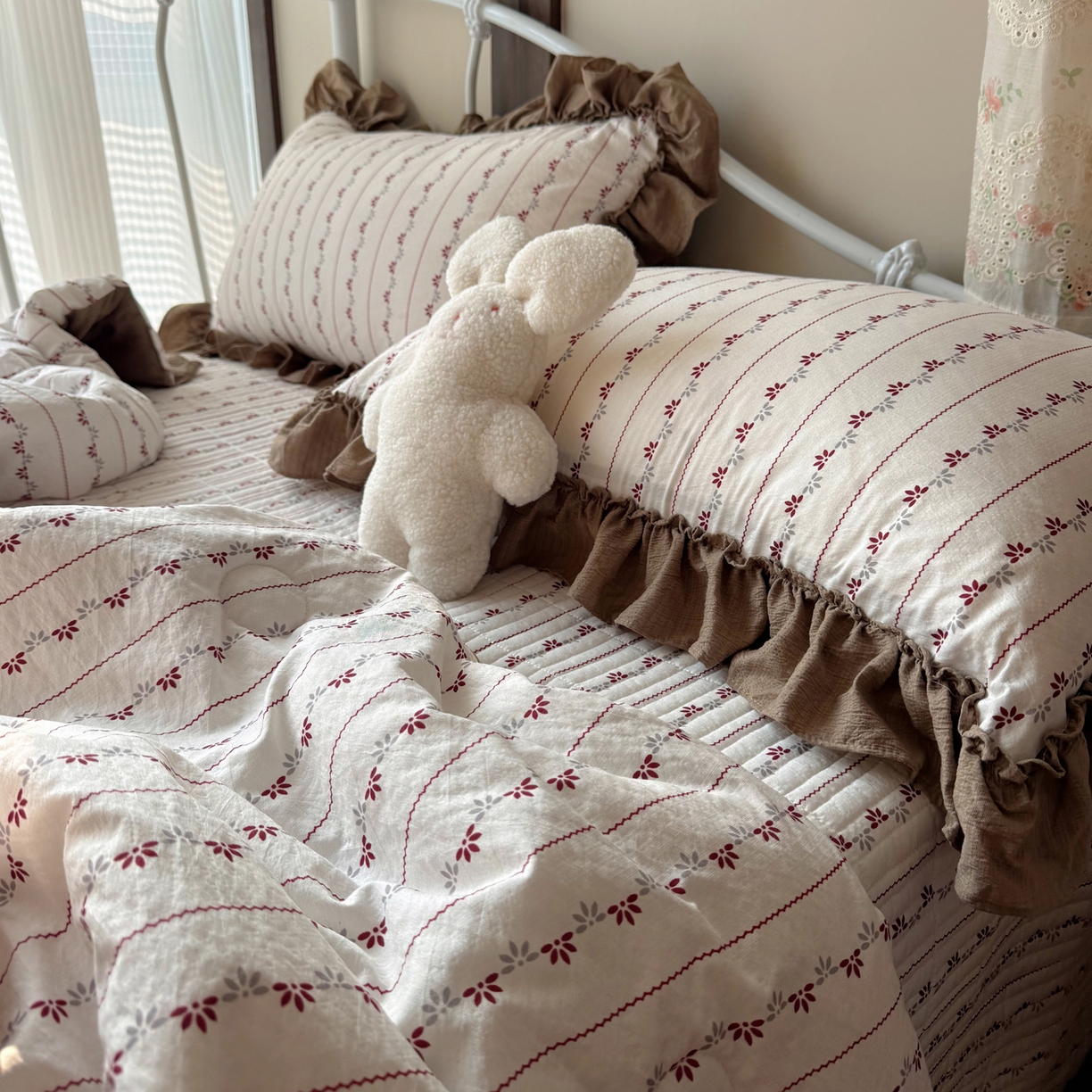 91家纺网 家纺一手货源 找家纺 繁花家居 2026新款木棉泡芙感超糯叽叽花边床盖夏被四件套 简雅红纹