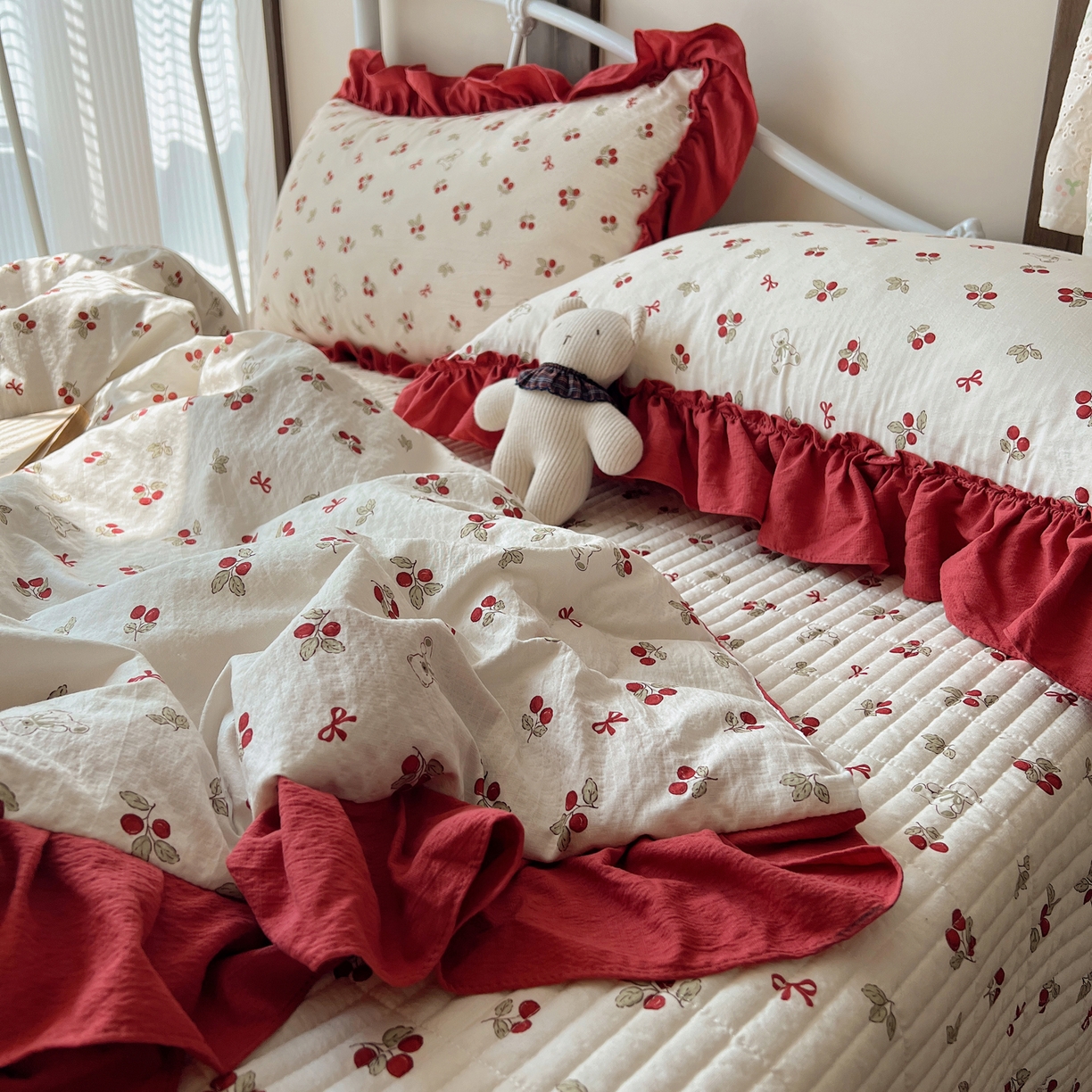 91家纺网 家纺一手货源 找家纺 繁花家居 2026新款木棉泡芙感超糯叽叽花边床盖夏被四件套 林间红果