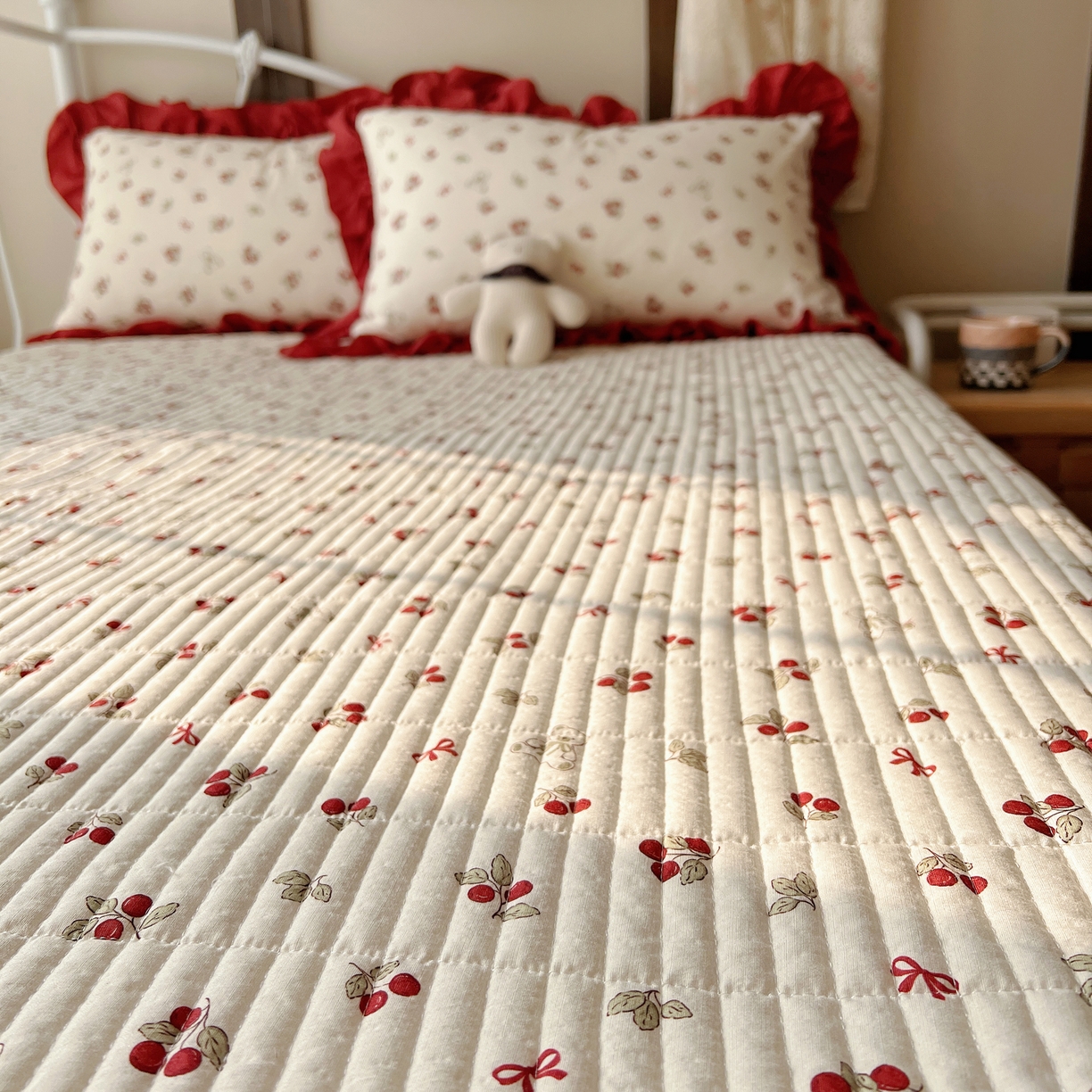 91家纺网 家纺一手货源 找家纺 繁花家居 2026新款木棉泡芙感超糯叽叽花边床盖夏被四件套 林间红果