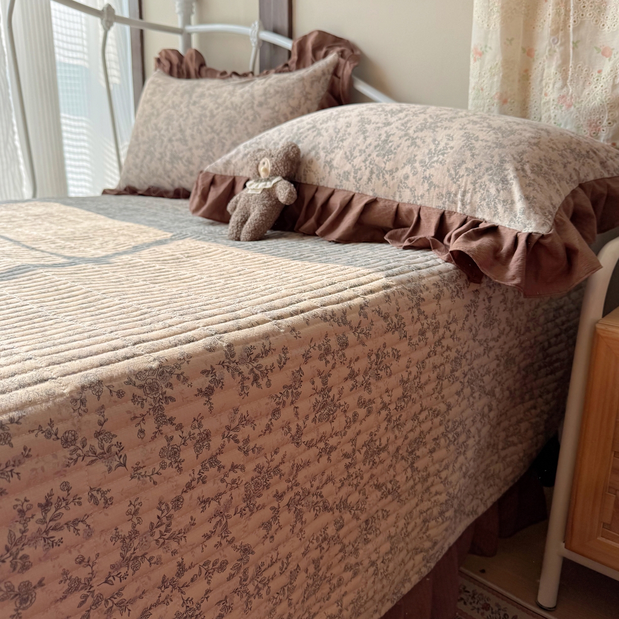 91家纺网 家纺一手货源 找家纺 繁花家居 2026新款木棉泡芙感超糯叽叽花边床盖夏被四件套 咖赫本