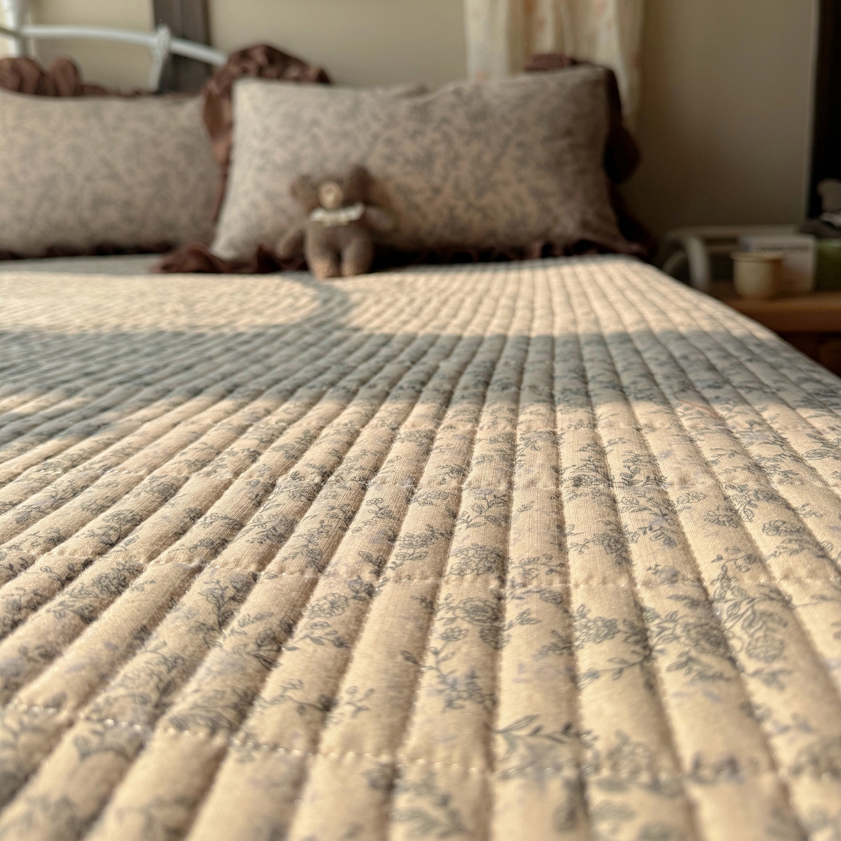 91家纺网 家纺一手货源 找家纺 繁花家居 2026新款木棉泡芙感超糯叽叽花边床盖夏被四件套 咖赫本