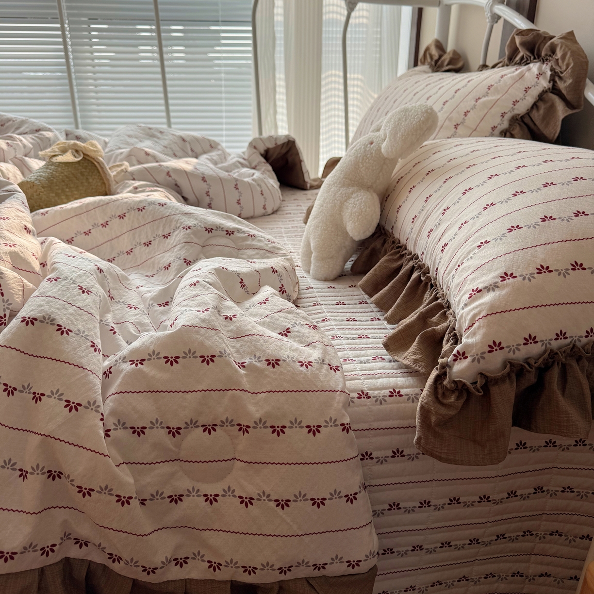 91家纺网 家纺一手货源 找家纺 繁花家居 2026新款木棉泡芙感超糯叽叽花边床盖夏被四件套 简雅红纹