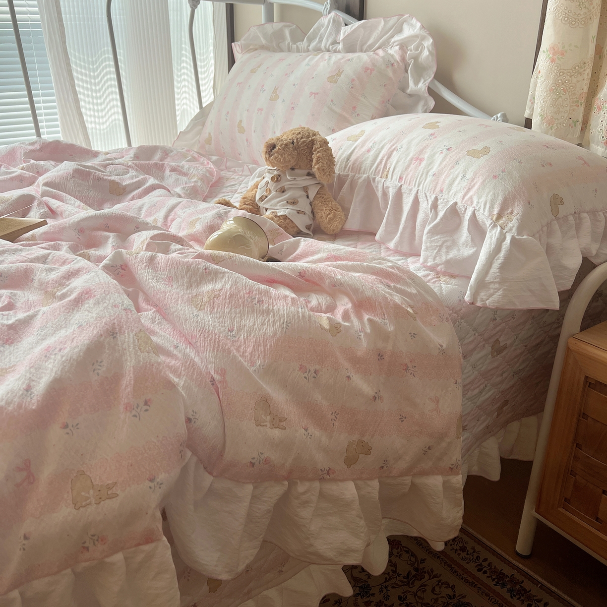 91家纺网 家纺一手货源 找家纺 繁花家居 2026新款木棉泡芙感超糯叽叽花边床盖夏被四件套 兔趣花结