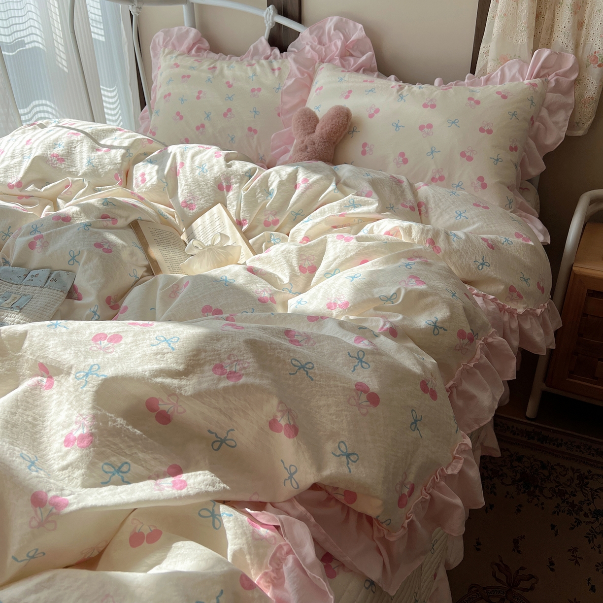 91家纺网 家纺一手货源 找家纺 繁花家居 2026新款木棉泡芙感超糯叽叽花边床盖夏被四件套 殷桃结语