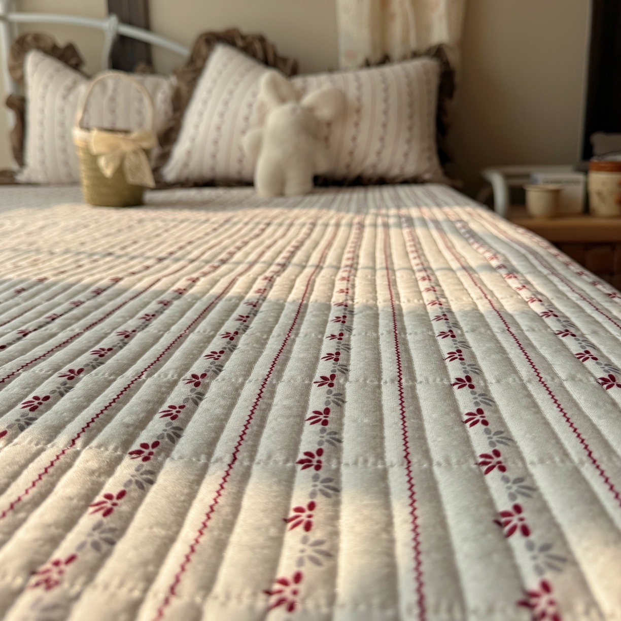 91家纺网 家纺一手货源 找家纺 繁花家居 2026新款木棉泡芙感超糯叽叽花边床盖夏被四件套 简雅红纹