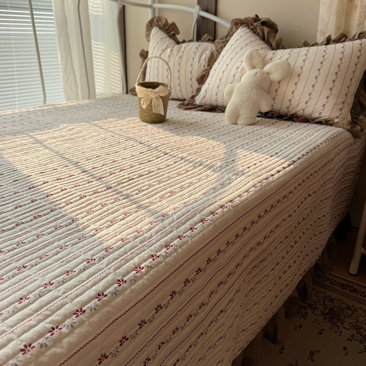 91家纺网 家纺一手货源 找家纺 繁花家居 2026新款木棉泡芙感超糯叽叽花边床盖夏被四件套 简雅红纹