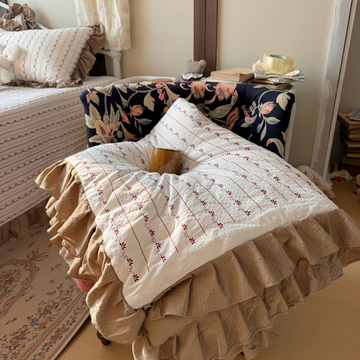 91家纺网 家纺一手货源 找家纺 繁花家居 2026新款木棉泡芙感超糯叽叽花边床盖夏被四件套 简雅红纹