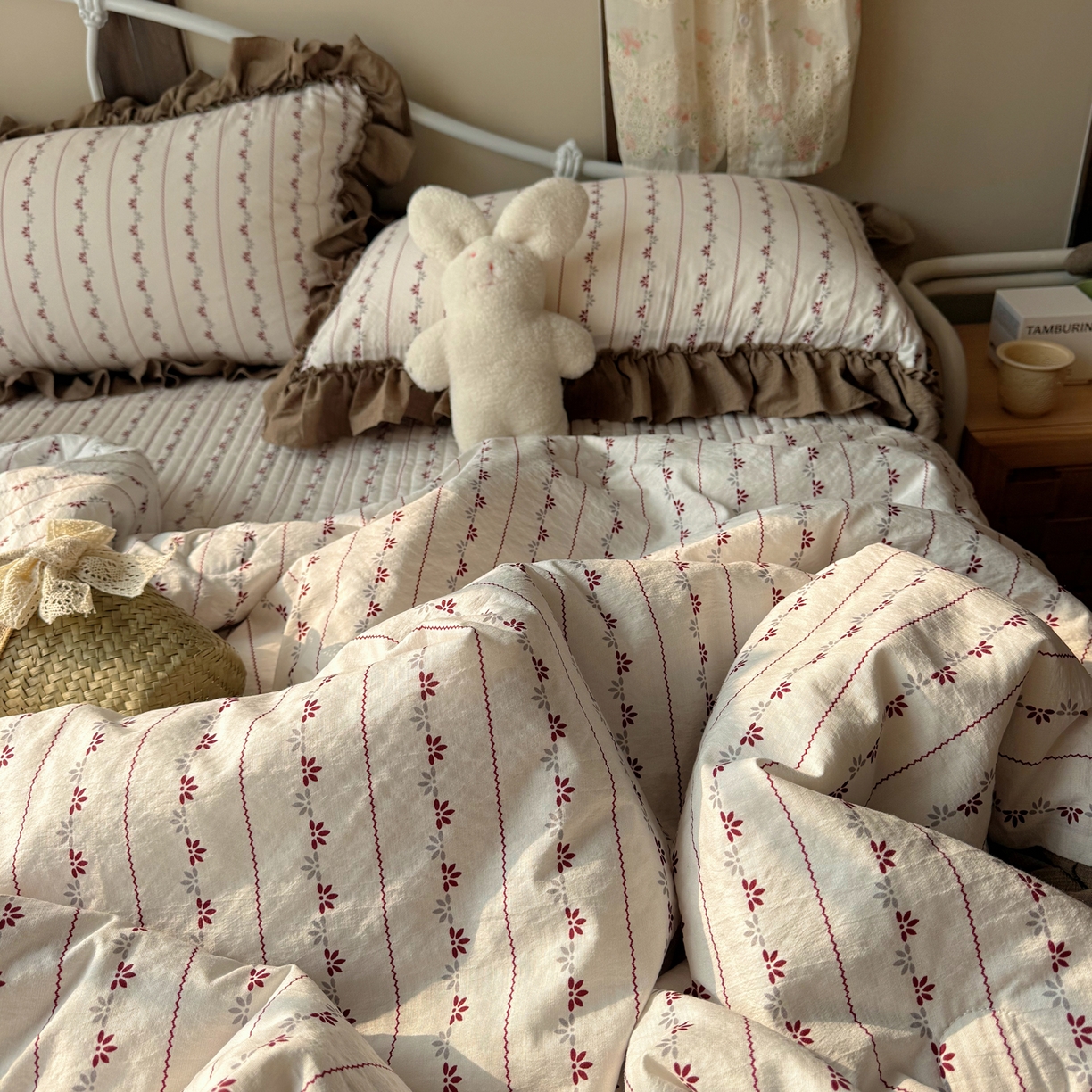 91家纺网 家纺一手货源 找家纺 繁花家居 2026新款木棉泡芙感超糯叽叽花边床盖夏被四件套 简雅红纹