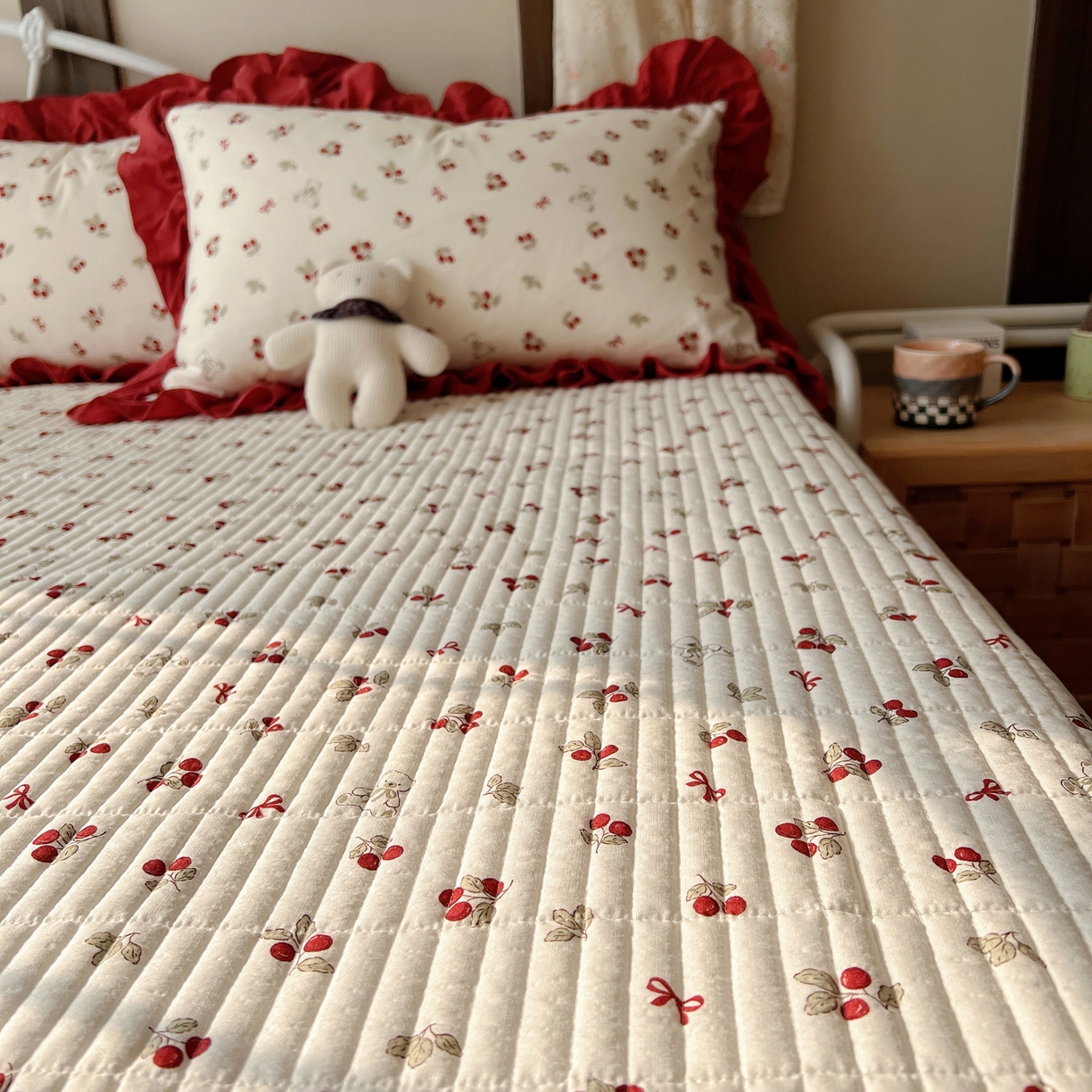 91家纺网 家纺一手货源 找家纺 繁花家居 2026新款木棉泡芙感超糯叽叽花边床盖夏被四件套 林间红果