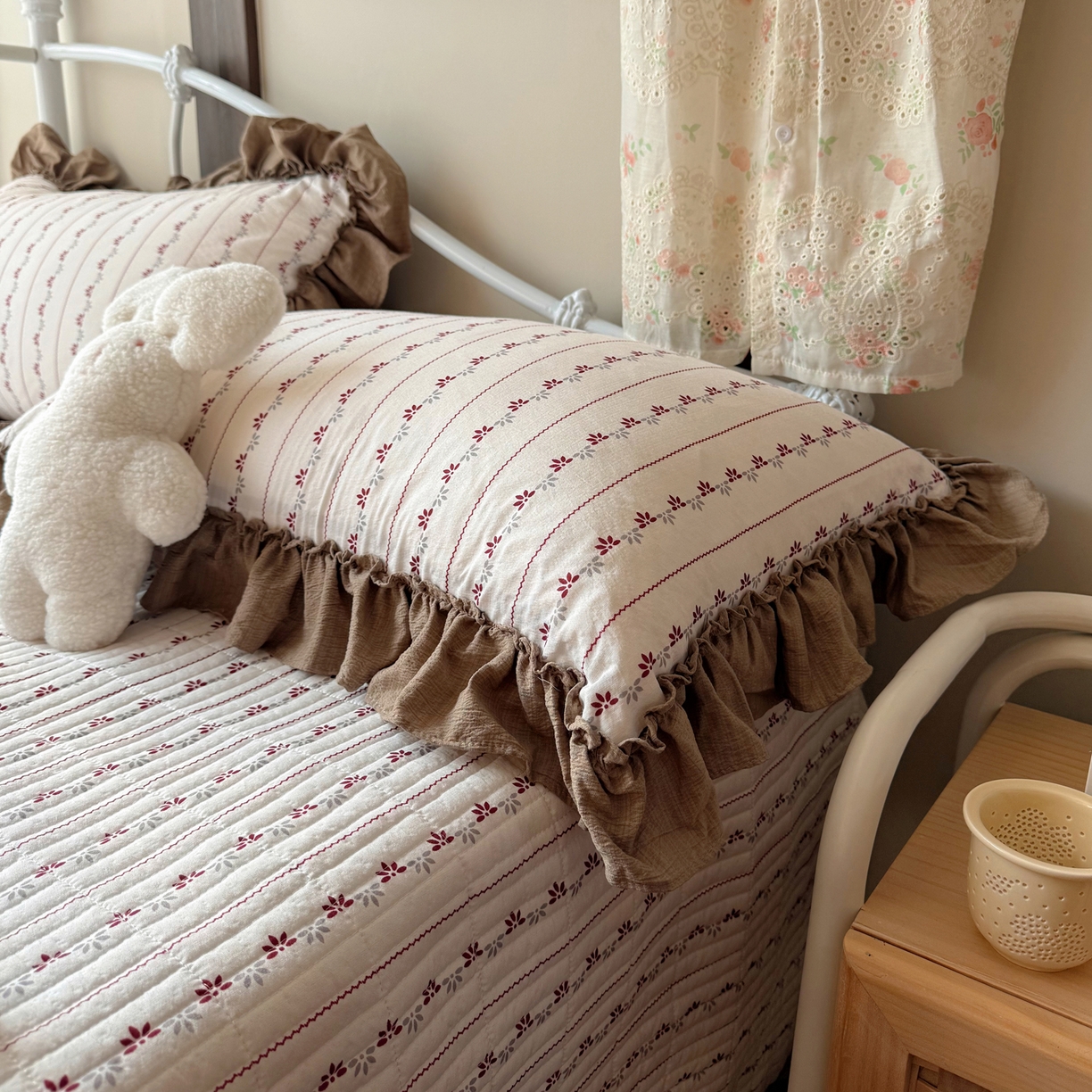 91家纺网 家纺一手货源 找家纺 繁花家居 2026新款木棉泡芙感超糯叽叽花边床盖夏被四件套 简雅红纹