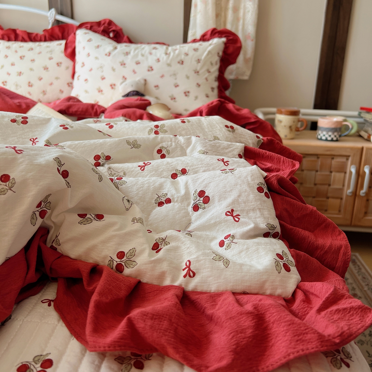 91家纺网 家纺一手货源 找家纺 繁花家居 2026新款木棉泡芙感超糯叽叽花边床盖夏被四件套 林间红果