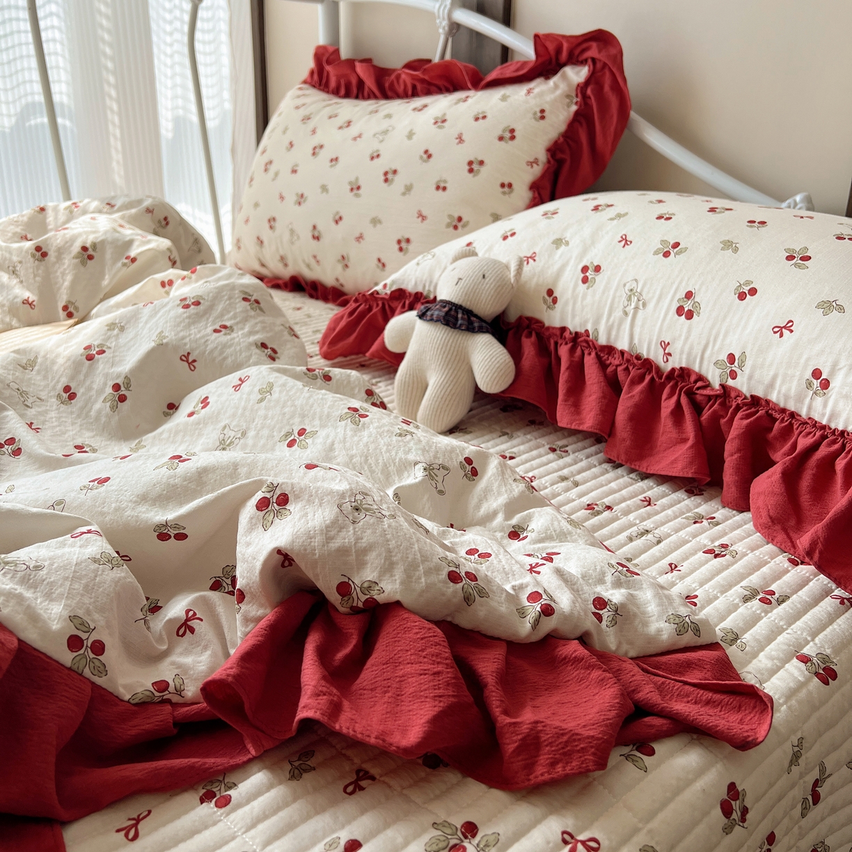 91家纺网 家纺一手货源 找家纺 繁花家居 2026新款木棉泡芙感超糯叽叽花边床盖夏被四件套 林间红果
