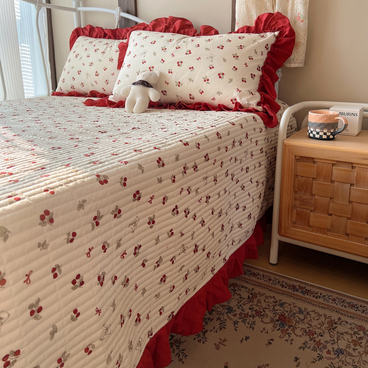 91家纺网 家纺一手货源 找家纺 繁花家居 2026新款木棉泡芙感超糯叽叽花边床盖夏被四件套 林间红果