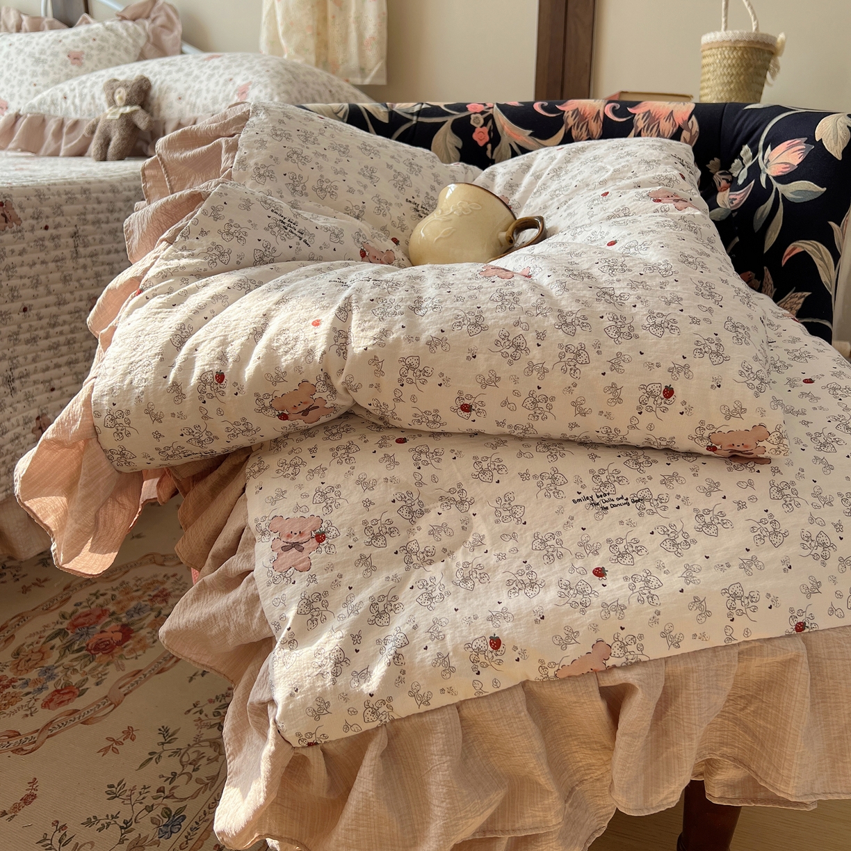 91家纺网 家纺一手货源 找家纺 繁花家居 2026新款木棉泡芙感超糯叽叽花边床盖夏被四件套 花熊小记