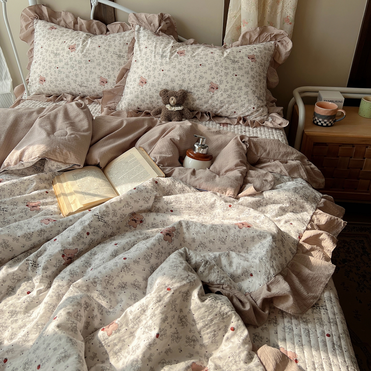 91家纺网 家纺一手货源 找家纺 繁花家居 2026新款木棉泡芙感超糯叽叽花边床盖夏被四件套 花熊小记