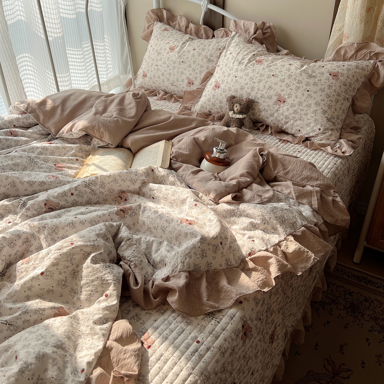 91家纺网 家纺一手货源 找家纺 繁花家居 2026新款木棉泡芙感超糯叽叽花边床盖夏被四件套 花熊小记