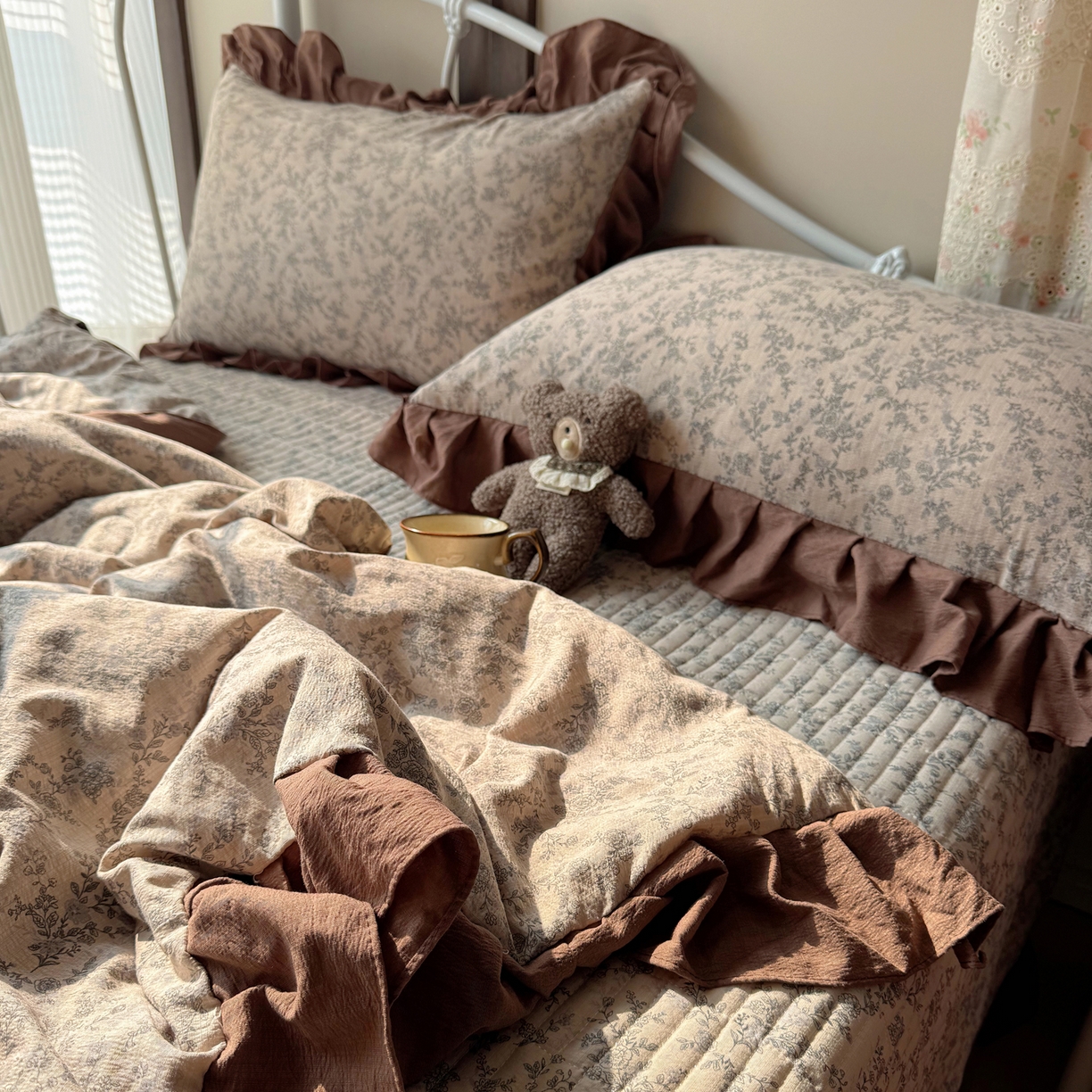 91家纺网 家纺一手货源 找家纺 繁花家居 2026新款木棉泡芙感超糯叽叽花边床盖夏被四件套 咖赫本