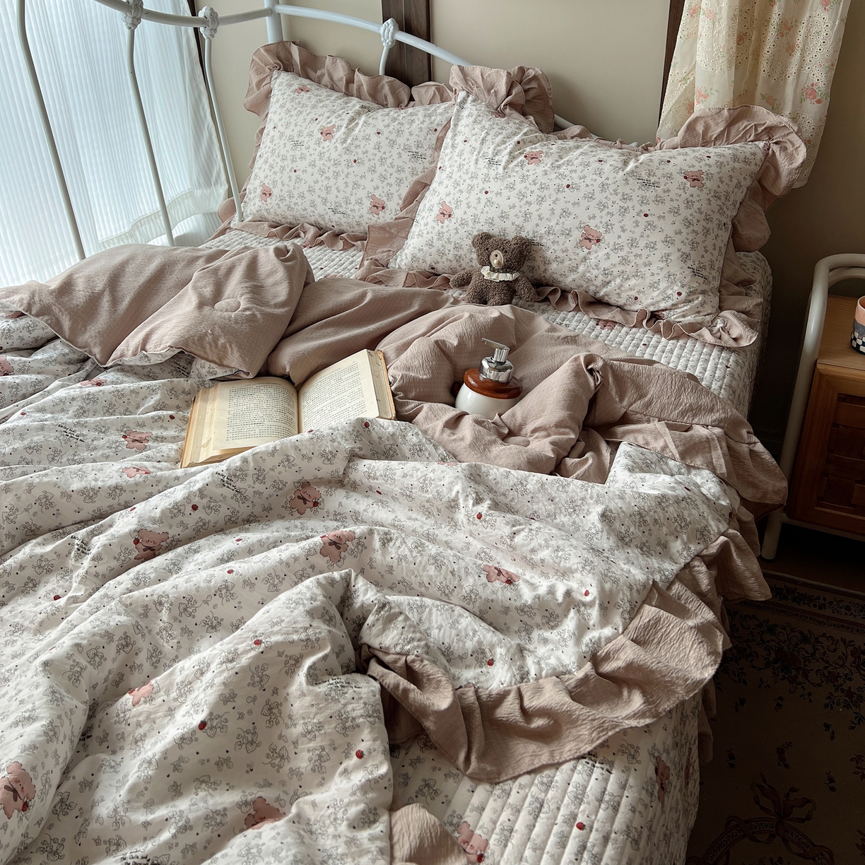 91家纺网 家纺一手货源 找家纺 繁花家居 2026新款木棉泡芙感超糯叽叽花边床盖夏被四件套 花熊小记