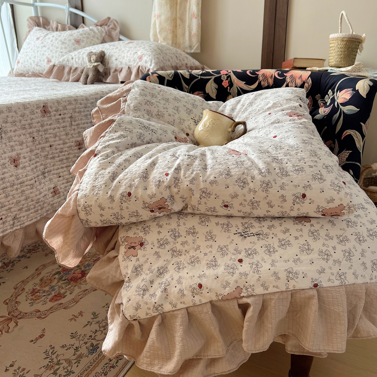 91家纺网 家纺一手货源 找家纺 繁花家居 2026新款木棉泡芙感超糯叽叽花边床盖夏被四件套 花熊小记