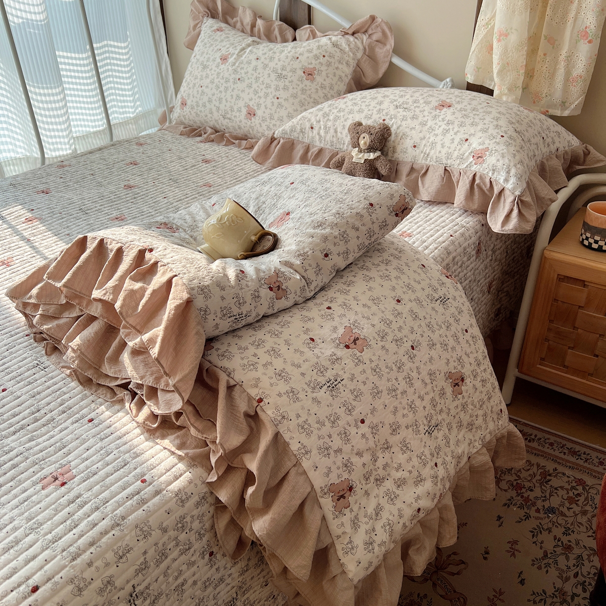 91家纺网 家纺一手货源 找家纺 繁花家居 2026新款木棉泡芙感超糯叽叽花边床盖夏被四件套 花熊小记