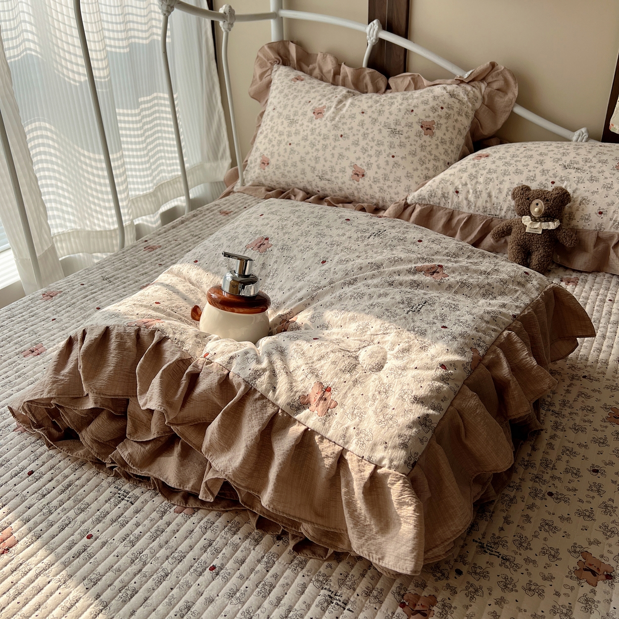 91家纺网 家纺一手货源 找家纺 繁花家居 2026新款木棉泡芙感超糯叽叽花边床盖夏被四件套 花熊小记