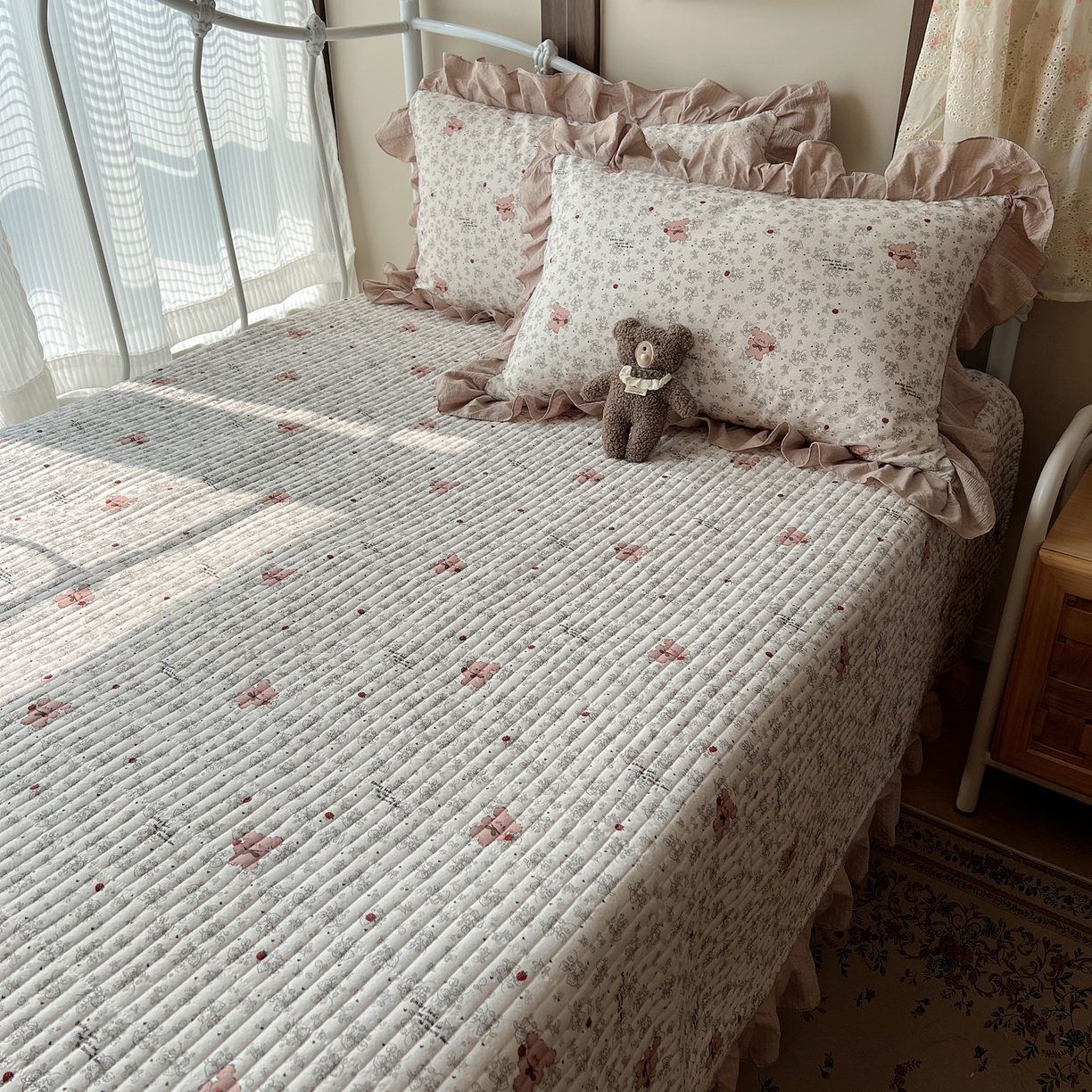 91家纺网 家纺一手货源 找家纺 繁花家居 2026新款木棉泡芙感超糯叽叽花边床盖夏被四件套 花熊小记