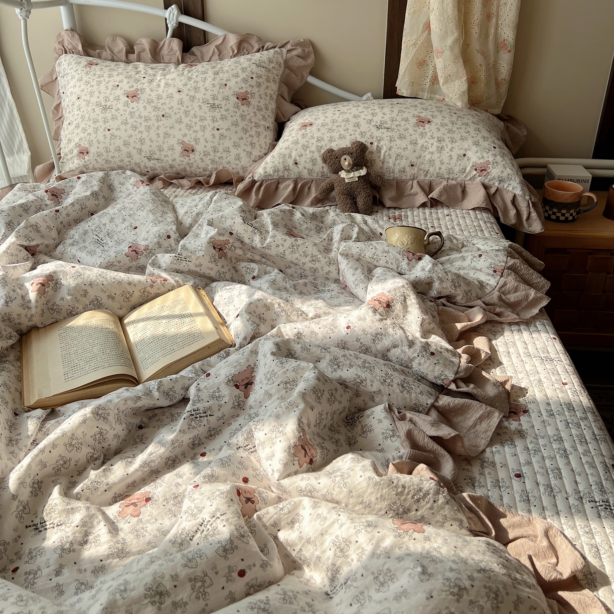 91家纺网 家纺一手货源 找家纺 繁花家居 2026新款木棉泡芙感超糯叽叽花边床盖夏被四件套 花熊小记