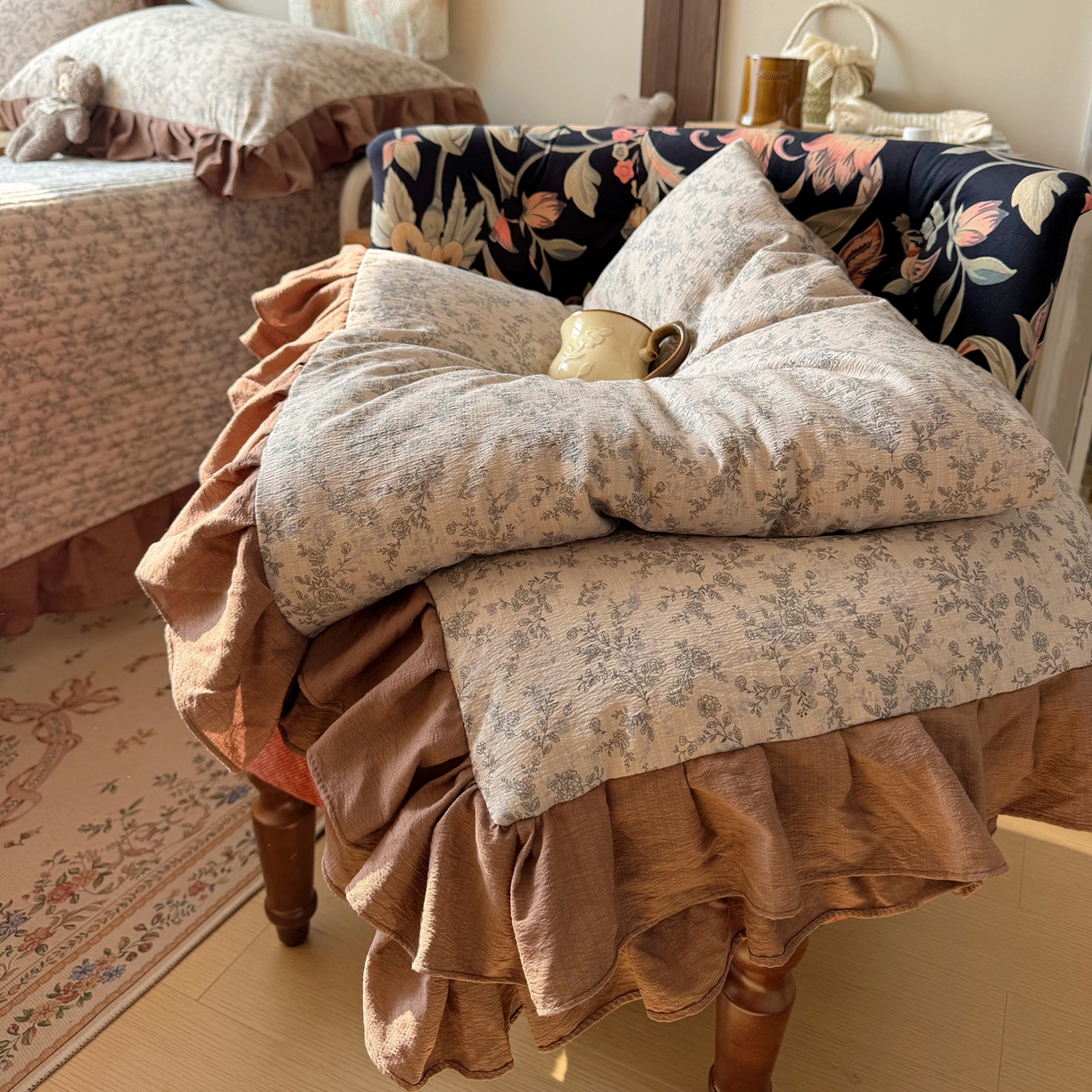 91家纺网 家纺一手货源 找家纺 繁花家居 2026新款木棉泡芙感超糯叽叽花边床盖夏被四件套 咖赫本