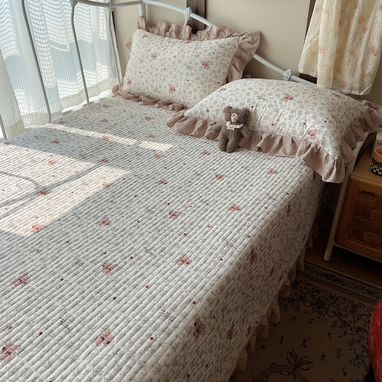 91家纺网 家纺一手货源 找家纺 繁花家居 2026新款木棉泡芙感超糯叽叽花边床盖夏被四件套 花熊小记