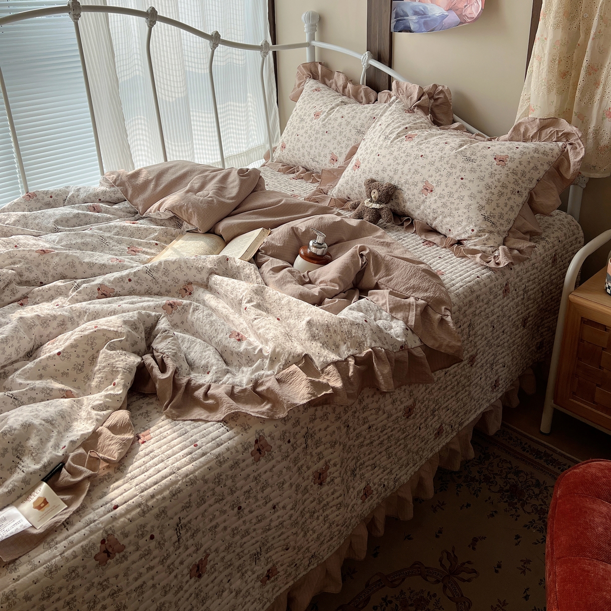 91家纺网 家纺一手货源 找家纺 繁花家居 2026新款木棉泡芙感超糯叽叽花边床盖夏被四件套 花熊小记